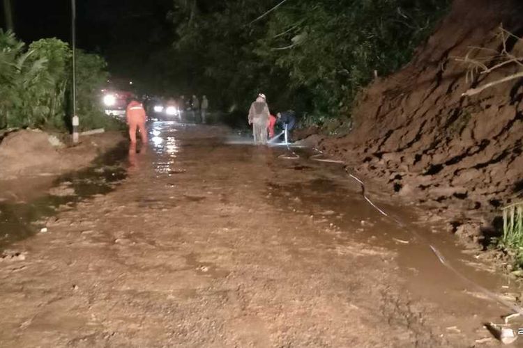 Ruas jalan provinsi penghubung Banjarnegara-Dieng di Desa Slatri, Kecamatan Karangkobar, Banjarnegara, Jawa Tengah, yang sempat tertutup longsor sudah terbuka kembali, Senin (10/10/2022).