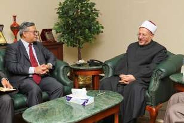 Grand Mufti Mesir, Dr Shawky Abdul Kareem Allam (kanan) saat menerima Duta Besar RI untuk Mesir, Helmy Fauzy, di Kairo, Senin (30/5/2016).