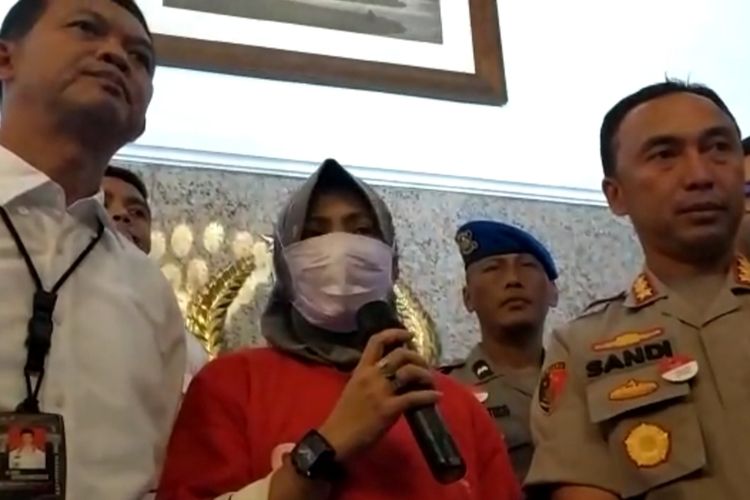 Zikria Dzatil, tersangka pemghina Wali Kota Surabaya Tri Rismaharini memberikan keterangan di Mapolrestabes Surabaya, Senin (3/2/2020).