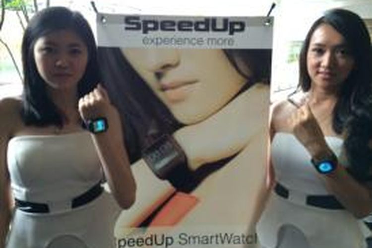 Dua model memeragakan perangkat Speedup Smartwatch yang diluncurkan di Indonesia pada Rabu (16/4/2014) di Excelso, Senayan City.