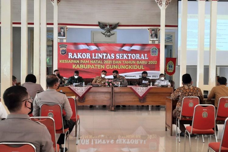 Bupati Gunungkidul Sunaryanta berbincang dengan Kapolres Gunungkidul AKBP Aditya Galayudha Ferdiansyah saat rapat Koordinasi di Bangsal Sewokoprojo, Wonosari Senin (13/12/2021)