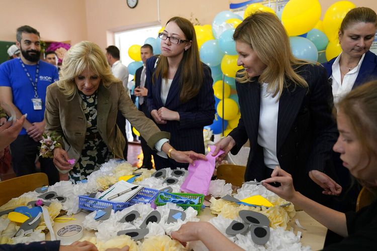 Ibu Negara AS Jill Biden, kedua kiri, dan Olena Zelenska, pasangan Presiden Ukraina Volodymyr Zelenskyy, bergabung dengan sekelompok anak-anak di Sekolah 6 dalam membuat kertas tisu beruang untuk diberikan sebagai hadiah Hari Ibu di Uzhhorod, Ukraina, Minggu, 8 Mei 2022.