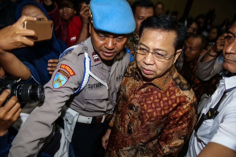 Setya Novanto saat menghadiri sidang vonis di Pengadilan Tindak Pidana Korupsi Jakarta, Selasa (24/4/2018). KPK menduga Setya Novanto melakukan perbuatan melawan hukum dan atau penyalahgunaan wewenang yang mengakibatkan kerugian negara terkait pengadaan proyek KTP elektronik.