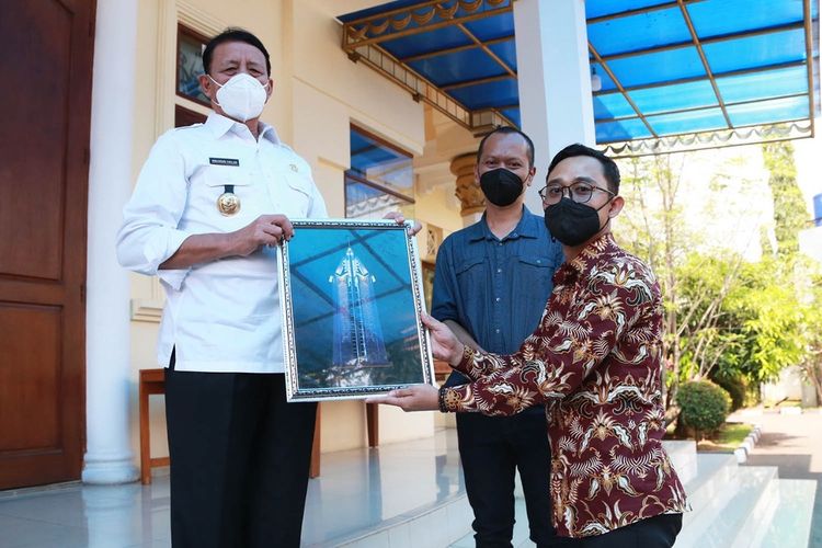 Pememang sayembara menyerahkan desain Tugu Pamulang kepada gubernur Banten Wahidin Halim