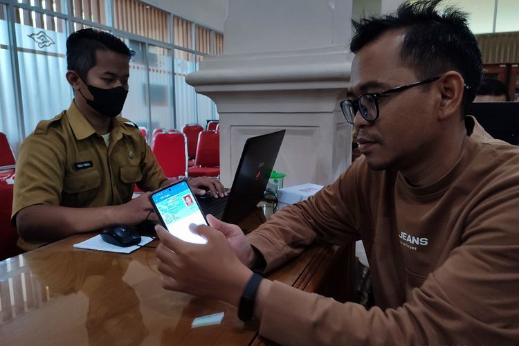 Ahmad Rofahan, Warga Buntet Pesantren Kecamatan Astanajapura Kabupaten Cirebon mendaftarkan KTP Digital di Gedung Pemerintah Kabupaten Cirebon, Selasa (10/1/2023).