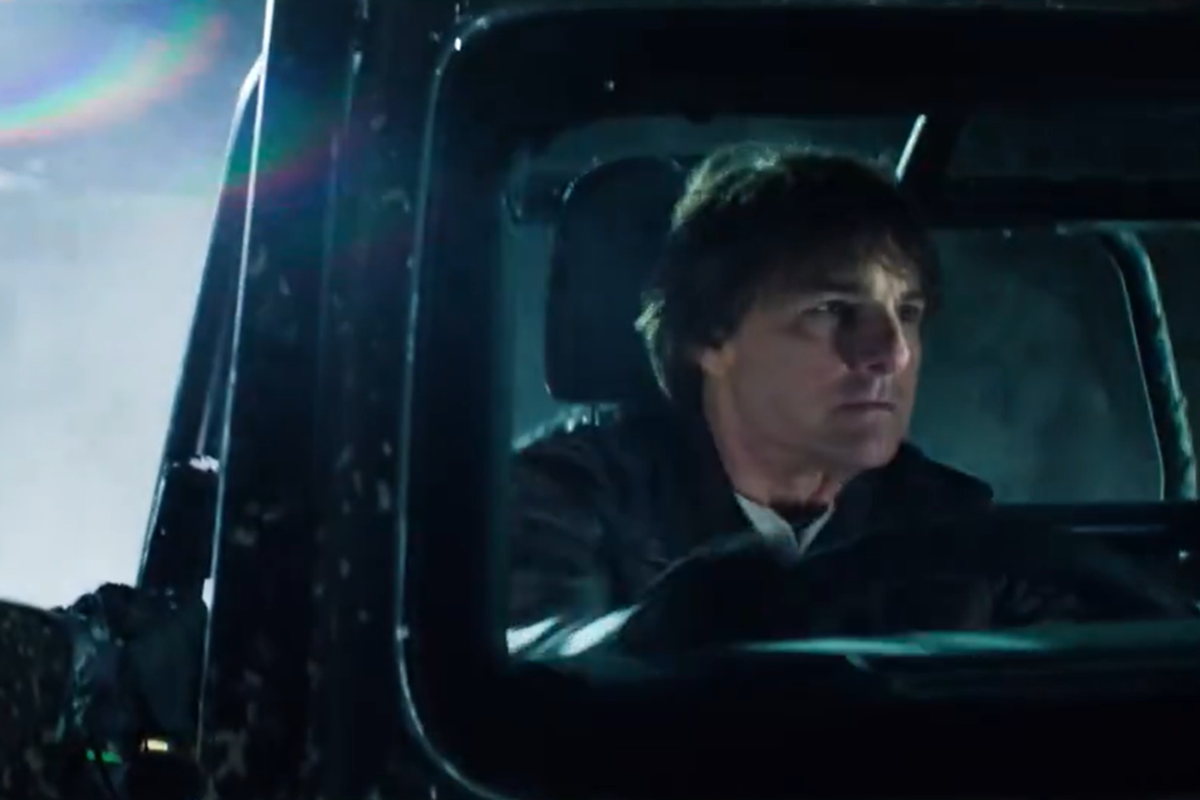 Tom Cruise menggunakan mobil Jeep dalam film Mission: Impossible - The Final Reckoning