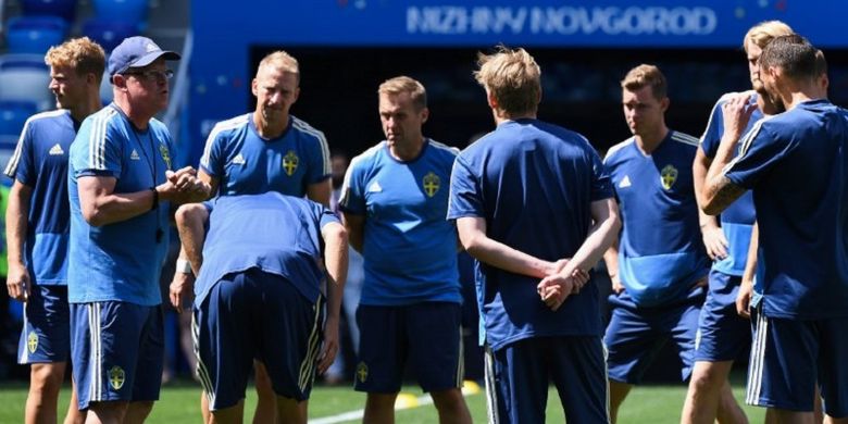 Pelatih Swedia, Janne Anderson, memberi instruksi kepada para pemainnya saat latihan bebas di Stadion Nizhny Novgorod, 17 Juni 2018, jelang laga versus Korea Selatan. 