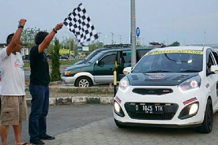 Pelepasan konvoi komunitas klub mobil pengguna KIA Picanto, yakni Picanto Club Indonesia (Pica) menuju tempat berlangsungnya Jambore Nasional pengguna Picanto di Tawangmangu, Solo, Jawa Tengah pada 7-9 September 2018. 