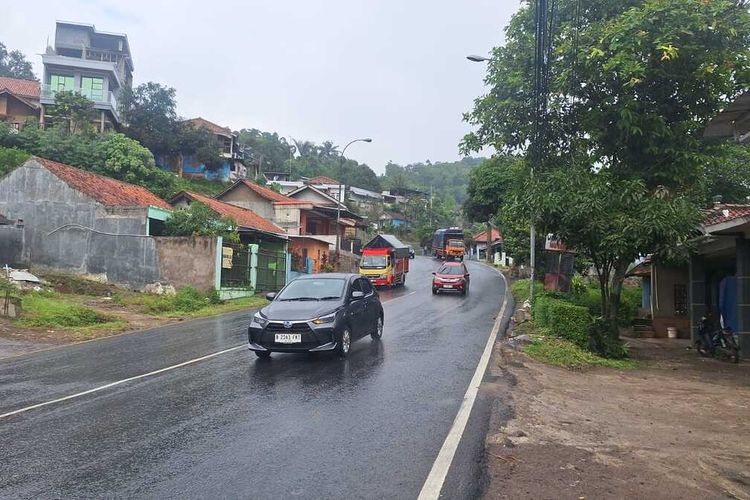 Situasi dan kondisi arus lalu lintas di Nagreg, Kabupaten Bandung, Jawa Barat, masih terpantau lancar, pada Jumat (5/4/2024)