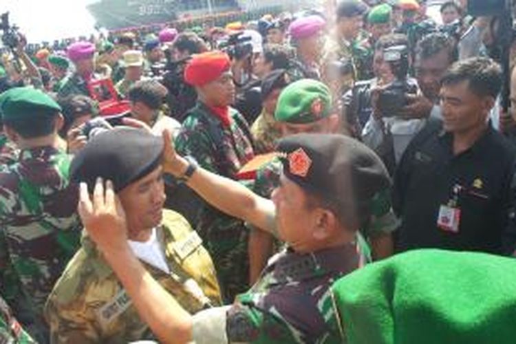 Sebanyak 29 gubernur menerima baret hitam dan brevert kehormatan dari Tentara Nasional Indonesia. 