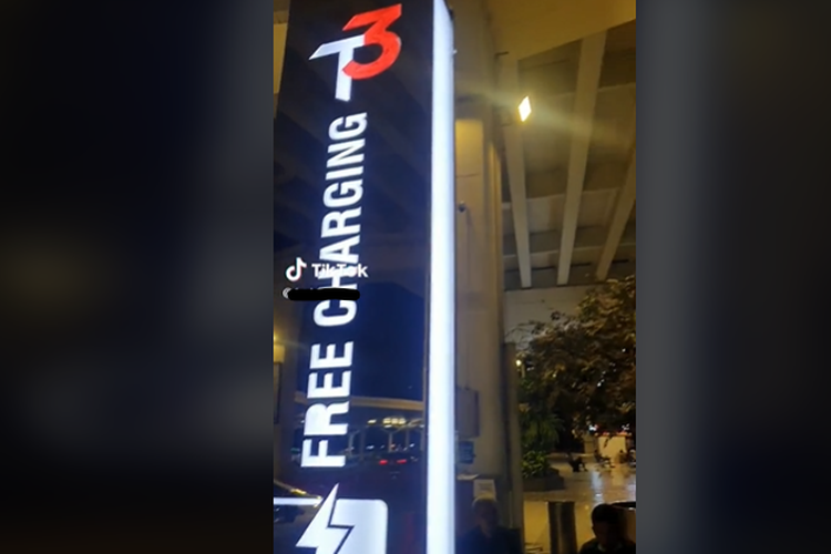 Tangkapan layar vidoe viral penumpang tak boleh pakai fasilitas Free Charging di Terminal 3 Bandara Soekarno-Hatta
