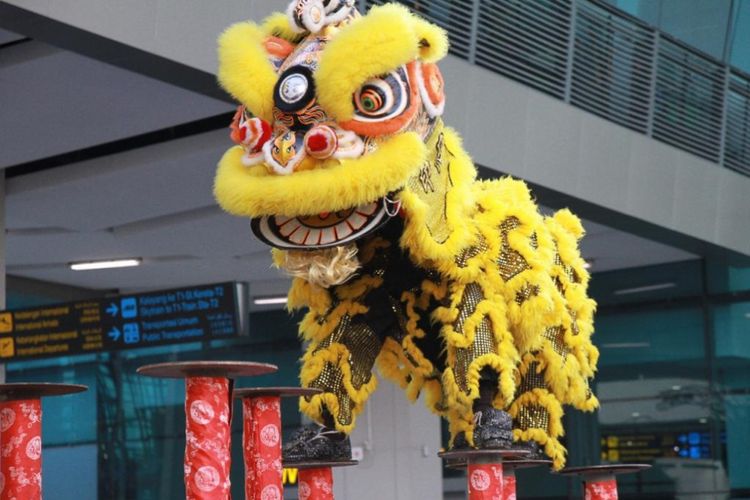 Pertunjukan barongsai meriahkan perayaan imlek di Bandara Soekarno Hatta.