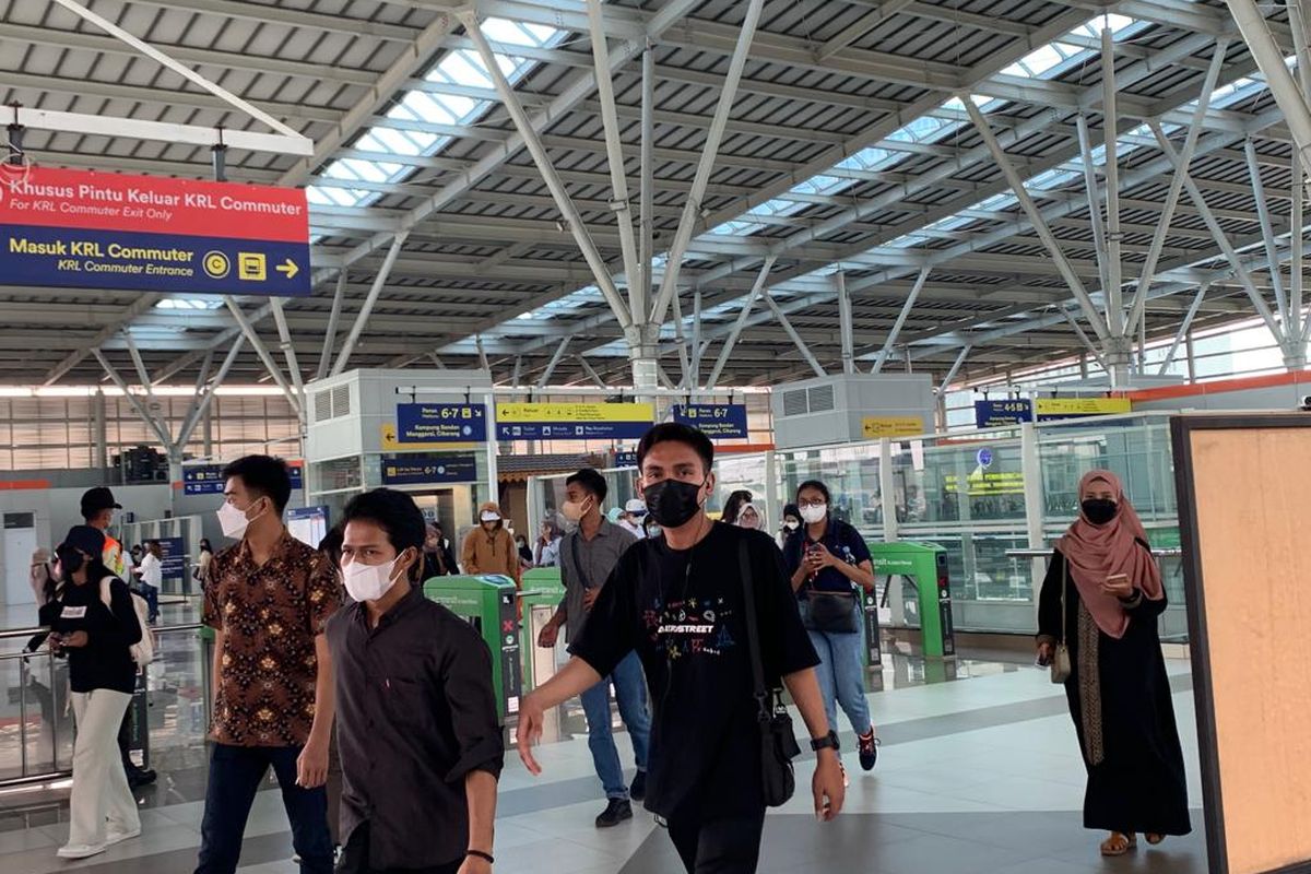 Situasi Stasiun Bekasi, Rabu (14/6/2023) setelah adanya peraturan PT Kereta Api Indonesia yang resmi mencabut aturan penggunaan masker di kereta mulai Senin lalu. Pengguna KRL masih ada yang terlihat mengenakan masker, beberapa ada juga yang telah melepasnya.