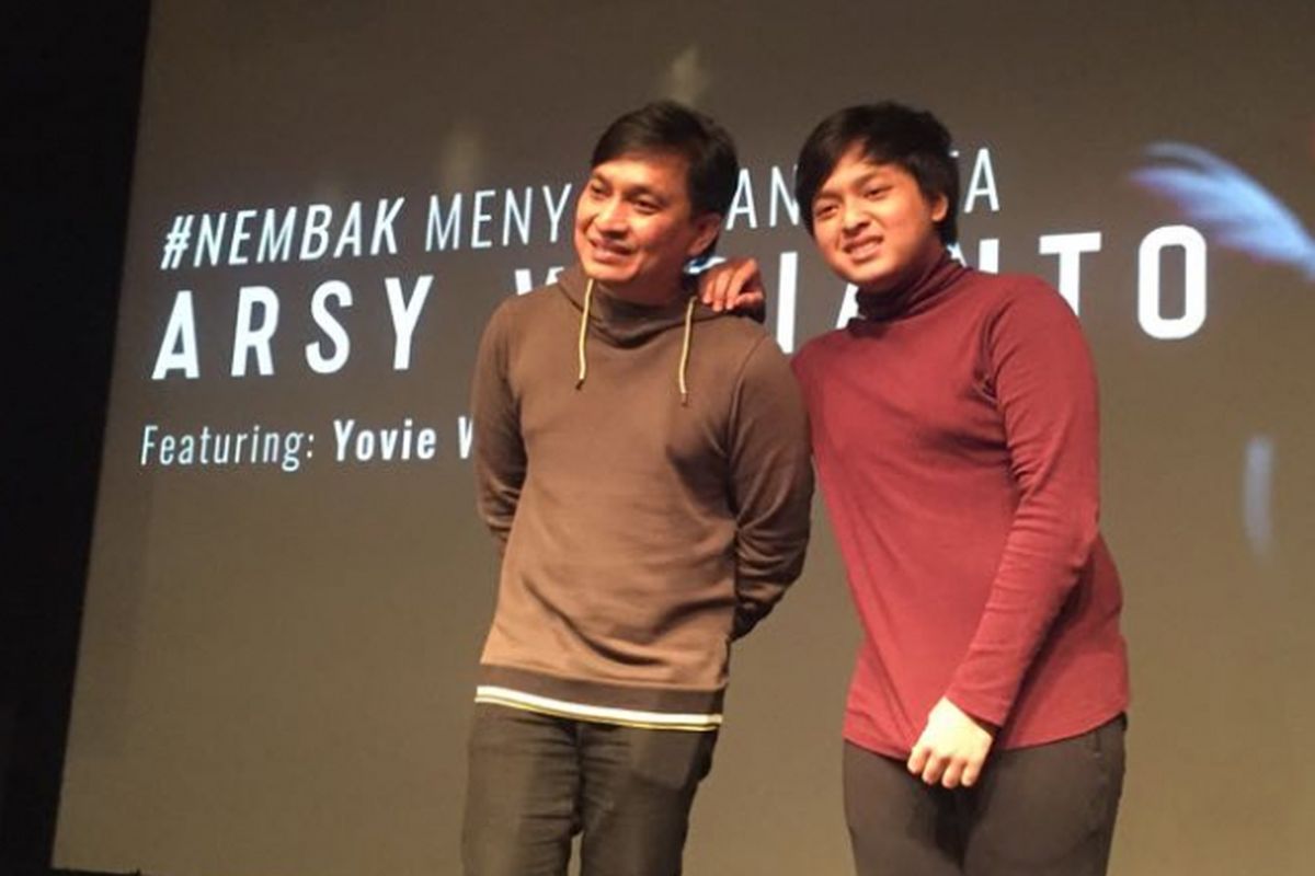 Yovie Widianto (kiri) berpose bersama anaknya, Arsy Widianto, yang merilis singel perdana Nembak #MenyfotoatakanCinta di Lounge Plaza Senayan XXI, Jakarta Pusat, Kamis (1/2/2018).