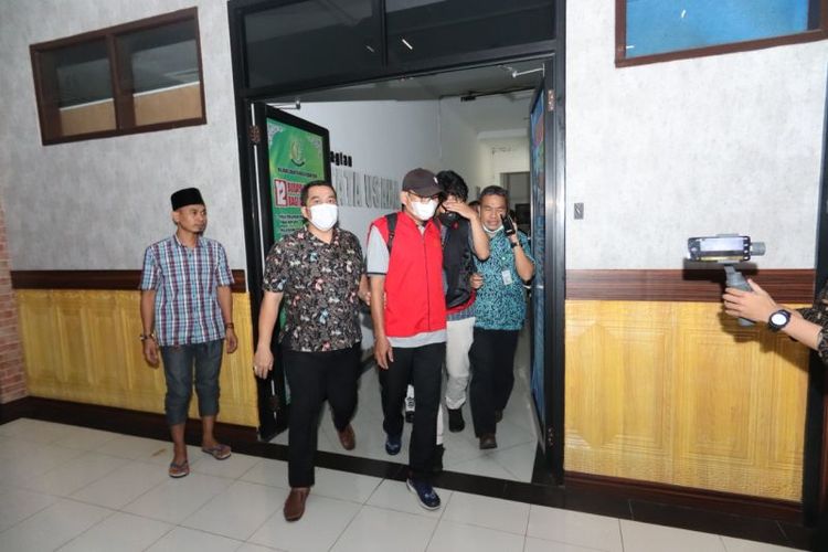 Salah satu dari empat tersangka kasus penggelapan pajak kendaraan bermotor di Samsat Kelapa Dua Tangerang, diamankan petugas Kejaksaan Tinggi Banten, Jumat (22/4/2022).