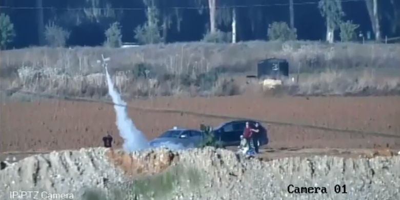 Tangkapan gambar di video memerlihatkan sejumlah orang menerbangkan benda kecil. Sebanyak 20 warga Israel ditangkap atas tuduhan mengembangkan drone bunuh diri, dan dijual ke negara Asia.