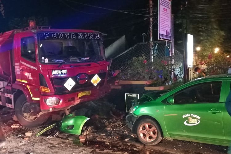 KECELAKAAN--Kecelakaan lalu lintas melibatkan truk tangki Pertamina, pejalan kaki dan mobil taksi terjadi di simpang lima te'an, Kecamatan Taman, Kota Madiun, Jawa Timur, Jumat (12/11/2021) malam. Akibatnya, seorang pejalan kaki tewas ditempat.