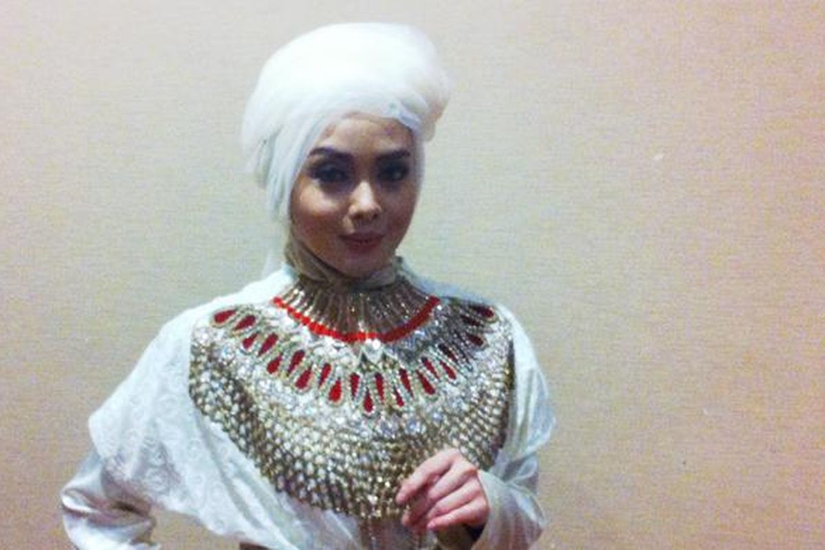 Terry Putri berpose di sela acara ulang tahun ke-20 Wardah di Senayan City, Jakarta Pusat, Sabtu (27/6/2015).