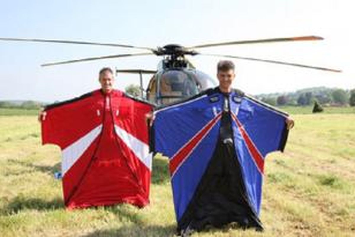 Mark Sutton (kri) dan Gary Connery berpose dalam wingsuit, tahun lalu. 