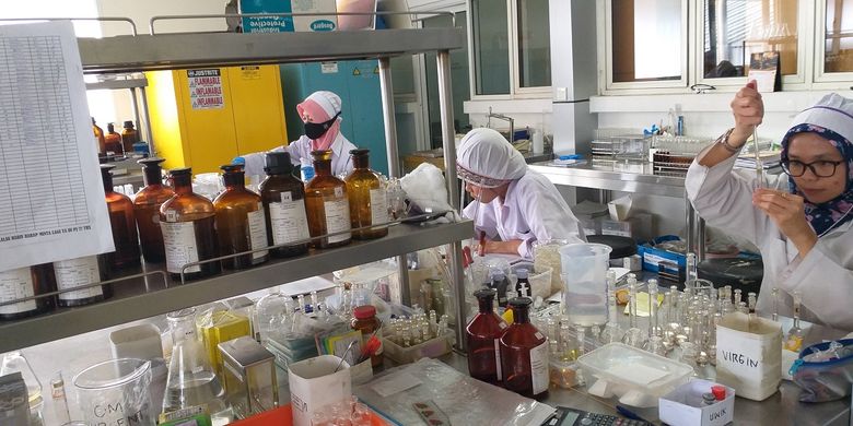 Para peneliti Sido Muncul tengah melakukan riset bahan herbal di Laboratorium Sido Muncul yang berada di Kecamatan Bregas, Kabupaten Semarang, Jawa Tengah, Selasa (27/8/2019)
