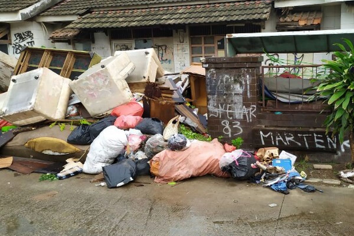 Banjir yang merendam kawasan Rt 01 RW 09 Perumahan Pondok Maharta, Pondok Kacang Timur, Pondok Aren, Rabu (1/1/2020), menyisakan sampah rumah tangga. 
