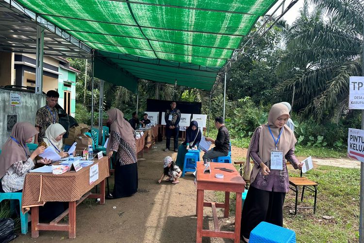 Sebuah Tempat Pemungutan Suara (TPS) di Desa Ampera Raya, Kecamatan Ambawang, Kabupaten Kubu Raya, Kalimantan Barat (Kalbar) hanya dihadiri 15 orang pemilih tetap. Padahal, TPS tersebut memiliki 187 daftar pemilih tetap (DPT). 