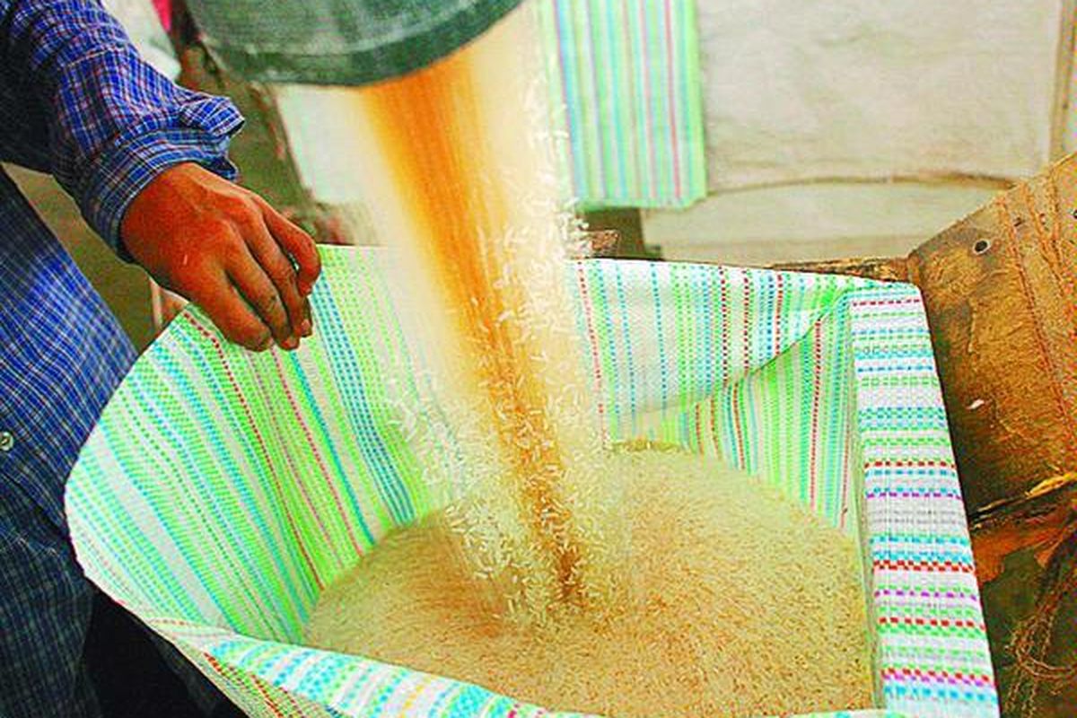 Pekerja mengisi beras ke karung di Chockprasert Tawee Phol, Ayutthaya, Thailand, 16 April. Harga beras di Thailand naik tajam akibat kekhawatiran pasar akan langkanya pasokan beras. Kenaikan harga beras ini menguntungkan petani Thailand.  