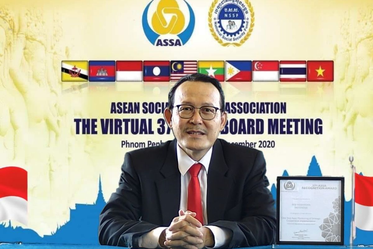 Fachmi Idris menerima penghargaan Recognition Award dari ASSA atas keberhasilan BPJS Kesehatan dalam menciptakan aplikasi MONIKS.