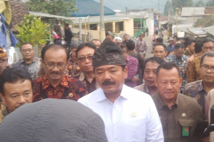 Menteri ATR/BPN, Hadi Tjahjanto, saat diwawancarai usai memberikan sertifikat SHM redistribusi kepada salah satu warga di Dusun Lemah Putih, Desa Sumberbrantas, Kecamatan Bumiaji, Kota Batu, Jawa Timur pada Kamis (23/11/2023). 