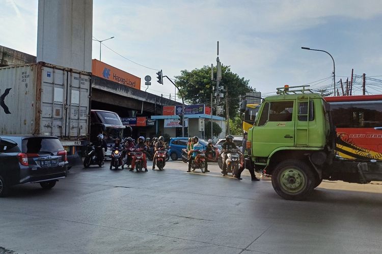 Persimpangan Cakung-Cilincing, Jalan Raya Bekasi, Cakung Timur, Cakung, Jakarta Timur, Rabu (15/5/2024).