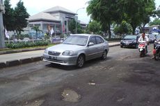 Jalan Rusak, Pengendara Pun Serobot 