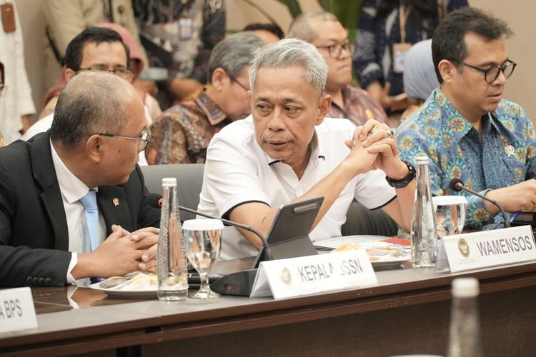 Wakil Menteri Sosial (Wamensos) Agus Jabo Priyono saat menghadiri Rapat Tinggi Menteri (RTM) di kantor Kementerian Koordinator (Kemenko) Pemberdayaan Masyarakat (PM) pada Kamis (27/2/2025).
