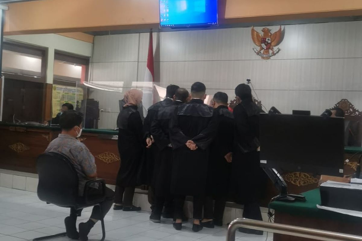 Suasana sidang lanjutan pemeriksaan saksi dalam kasus dugaan kekerasan seksual di sekolah SPI (Selamat Pagi Indonesia), Kota Batu, Jawa Timur terus berlanjut di Pengadilan Negeri Kelas I A Kota Malang pada Rabu (13/4/2022).