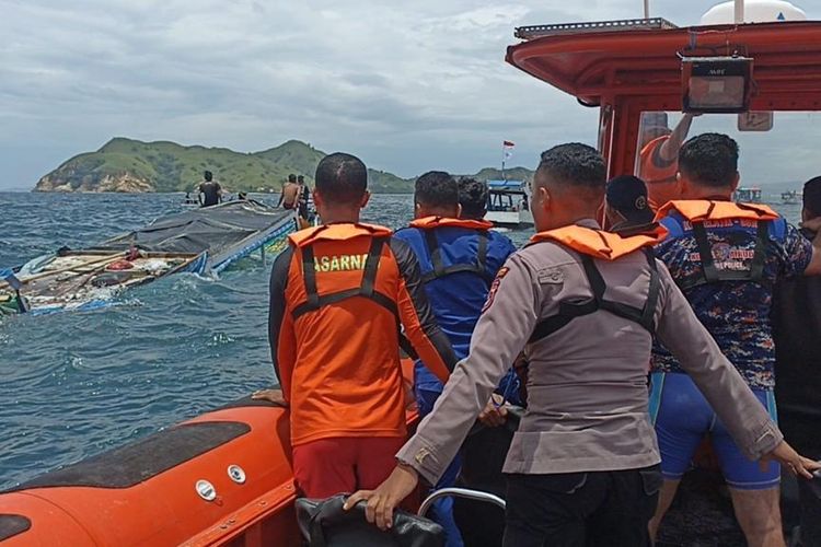 Kapal penumpang tanpa nama tenggelam di perairan Pulau Messah Labuan Bajo, Kabupaten Manggarai Barat, pada Kamis (2/3/2023).