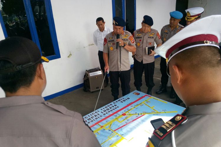 Kapolda Jabar, Irjen Pol Agung Budi Maryoto tengah memberikan arahan terkait pengaturan arus lalu lintas saat arus mudik dan arus balik lebaran nanti. 