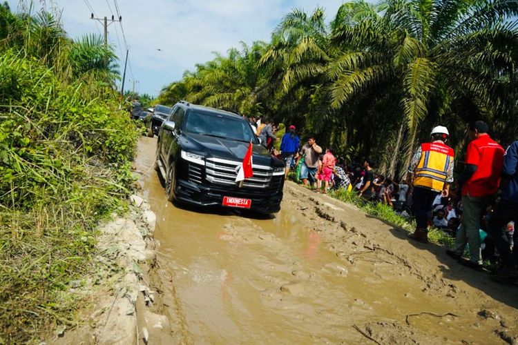 Presiden Jokowi bersama Wakil Gubernur Sumut Musa Rajekshah melewati jalan rusak di Desa Sialangtaji, Kecamatan Kualuh Selatan, Kabupaten Labura dengan 'mobil RI 1', Rabu (17/5/2023).