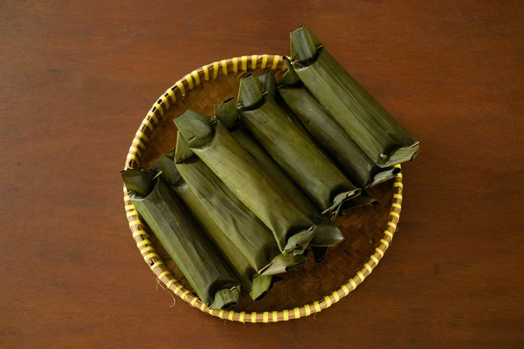 Ilustrasi lontong daun pisang.