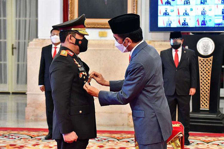 Presiden Joko Widodo (kanan) melantik Listyo Sigit Prabowo sebagai Kepala Kepolisian Republik Indonesia (Kapolri) di Istana Kepresidenan, Jakarta, Rabu (27/1/2021). Listyo Sigit Prabowo resmi dilantik menjadi Kapolri menggantikan Idham Azis yang memasuki masa pensiun.