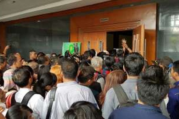 Orang-orang berdesakkan saat memasuki ruang sidang tempat Jessica Kumala Wongso menjalani persidang di Pengadilan Negeri Jakarta Pusat, Kamis (27/10/2016) pagi. Jessica merupakan terdakwa dalam kasus kematian Wayan Mirna Salihin dan agenda sidang hari ini adalah pembacaan vonis hakim terhadap Jessica.

