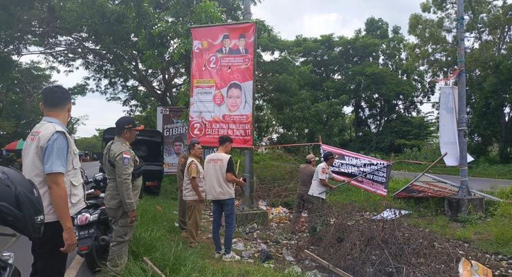 Bawaslu Bangkalan Copot Spanduk Kecaman terhadap Gibran