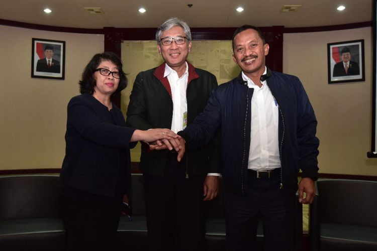 Pth Direktur Utama PT Pertamina Gas Indra Setyawati (kiri), Direktur PIMR PT Pertamina (Persero) Gigih Prakoso (tengah), Direktur Utama PT Perusahaan Gas Negara Tbk Jobi Triananda Hasjim (kanan) berfoto bersama saat Konferensi Pers Holding Migas PGN - Pertagas di Kantor Kementerian BUMN, Jakarta, Senin (21/5/2018).

