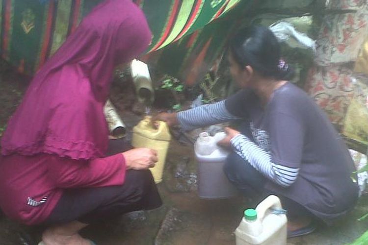 Dua warga saat mengambil air bersih di mata air Desa Girijaya, Warungkiara, Sukabumi, jjawa Barat, Selasa (31/1/2017). 