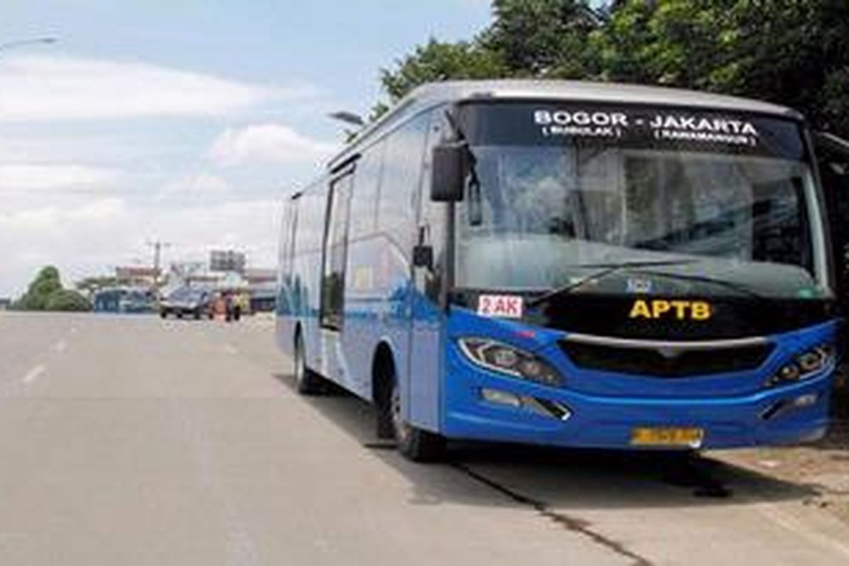 Bus angkutan perbatasan terintegrasi busway (APTB) Bogor-Rawamangun, Jumat (15/3/2013) terlihat menunggu penumpang di tepi jalan, sekitar 200 meter dari Terminal Bubulak, Kota Bogor, Jawa Barat. APTB sudah dua hari tidak memasuki Terminal Bubulak karena ditolak sopir angkutan kota rute Bubulak-Terminal Baranangsiang. 

