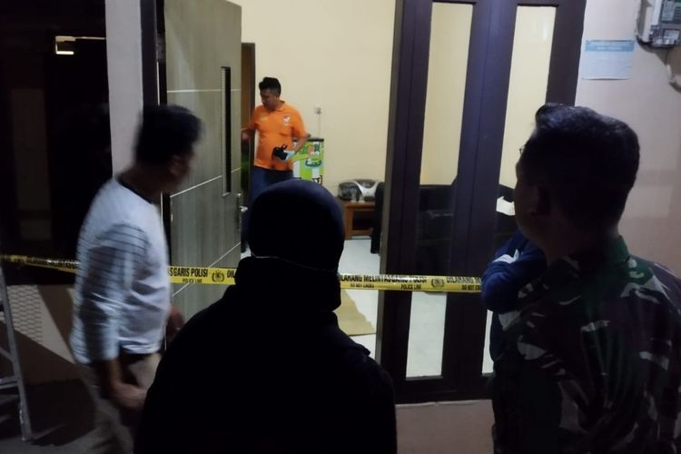 Anggota Polres Semarang melakukan olah TKP tempat gantung diri