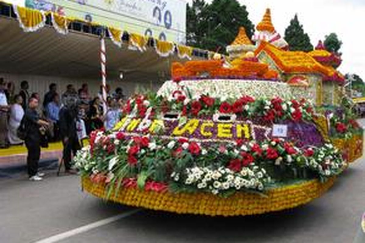 Kota Tomohon, Sulawesi Utara, sepanjang Kamis (3/7) menggelar pesta bunga. Tomohon Flower Festival (TTF), yang digelar sebagai puncak Tournament of Flowers, menyedot arus kunjungan wisatawan lokal, nusantara, dan mancanegara sekitar 20 ribu.