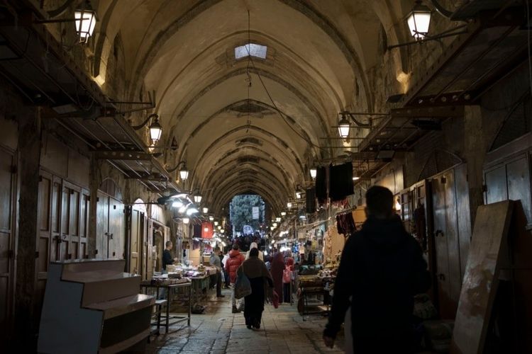 Warga Palestina berjalan melalui pasar menjelang bulan suci Ramadhan di Kota Tua Yerusalem, 7 Maret 2024. 