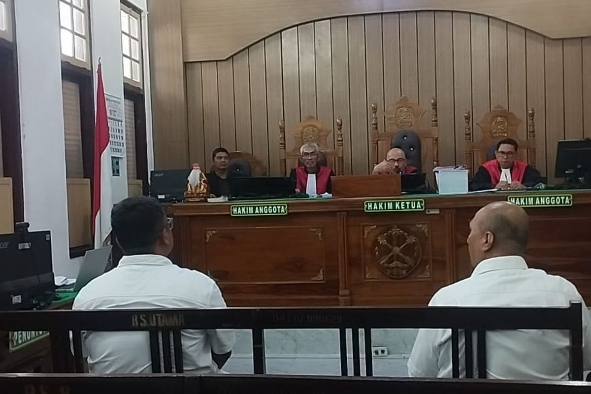 Mantan Kadis PUPR Sumut, Topan Obaja Ginting (kiri) bersama mantan Kepala UPTD PUPR Gunung Tua, Rasuli Efendi Siregar, mengikuti sidang pemeriksaan saksi di ruang Cakra 9 Pengadilan Negeri (PN) Medan, Kamis (2/10/2025).