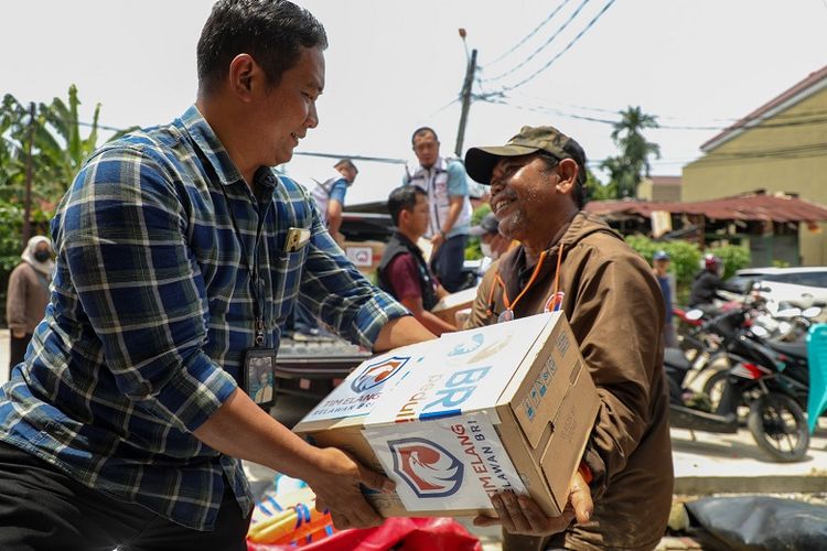 BRI melalui program CSR BRI Peduli menyalurkan bantuan tanggap bencana bagi warga terdampak di berbagai wilayah di Jabodetabek.