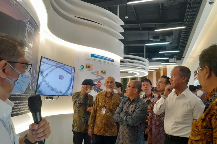 Menteri Perindustrian RI Agus Gumiwang (kemeja putih) saat mengunjungi EV Center di sela seremoni ekspor perdana Kijang Innova Zenix di PT Toyota Motor Manufacturing Indonesia (TMMIN) Plant 3, Karawang, Jawa Barat.