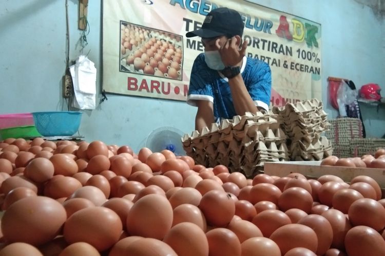 Seorang pedagang telur di Pasar Johar, Karawang, Jawa Barat tengah melayani pembeli, Rabu (1/6/2022)